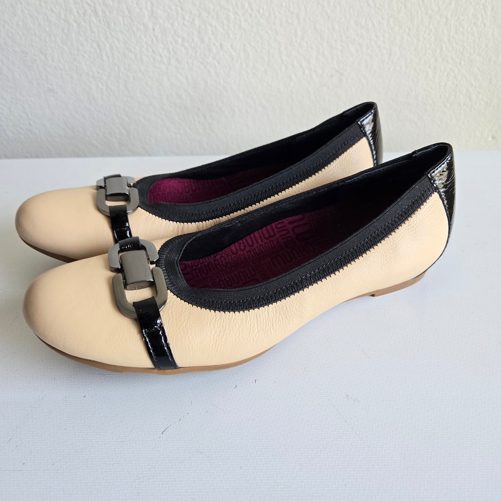 Munro Womens Beige Black Leather Patent Buckle Ballet Flats Size 9M M183651W